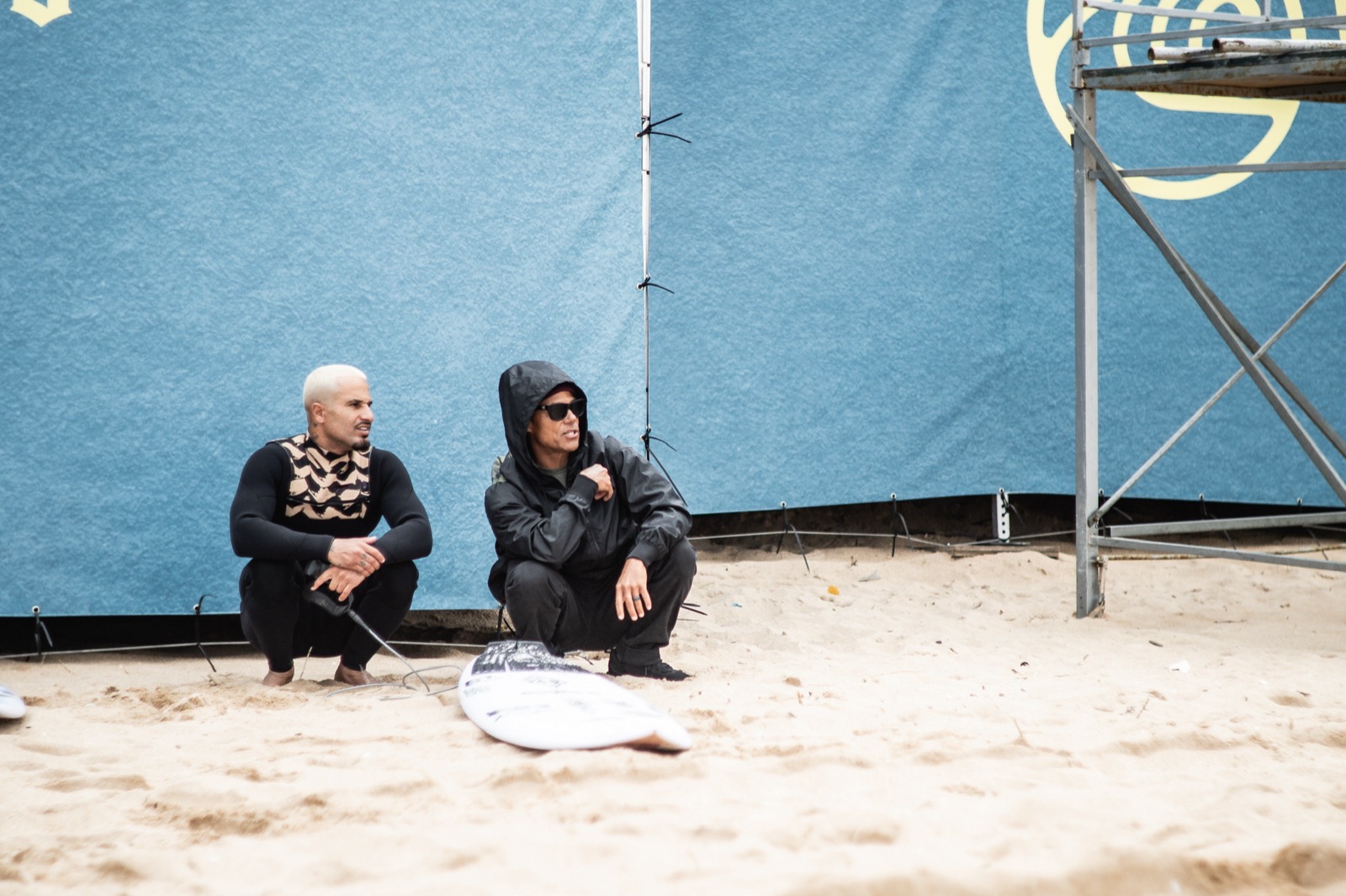 Rainos with a surfer between heats at a WSL event